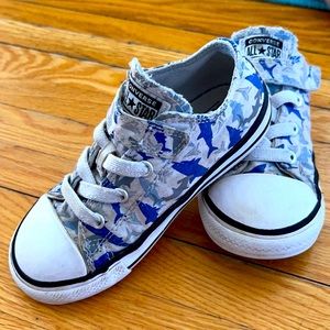 Size 8 little boys shark converse all star